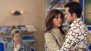 Marion (Ulrike C. Tscharre) und Alex (Joris Gratwohl) trotzen Helgas (Marie-Luise Marjan, links) Schimpftiraden. Die hat überhaupt kein Verständnis für das junge Glück.