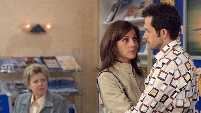 Marion (Ulrike C. Tscharre) und Alex (Joris Gratwohl) trotzen Helgas (Marie-Luise Marjan, links) Schimpftiraden. Die hat überhaupt kein Verständnis für das junge Glück.
