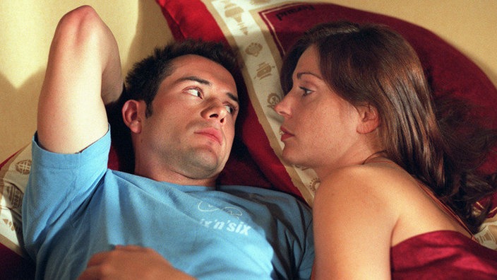 Marion (Ulrike C. Tscharre) und Alex (Joris Gratwohl) überlegen, wie sie künftig mit Lisa und ihrer eigenartigen Familienplanung umgehen sollen.