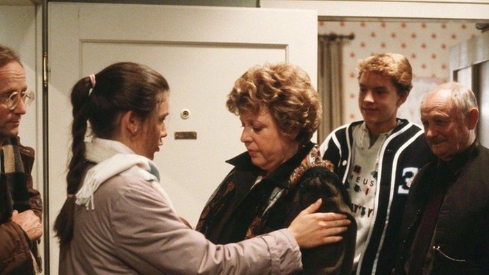 Marion verabschiedet sich von ihrer Familie (v.l.: Joachim Hermann Luger, Ina Bleiweiß, Marie-Luise Marjan, Christian Kahrmann und Martin Rickelt).