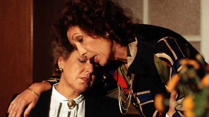 Marlene (Renate Köhler, rechts) ist zu Besuch, um Freundin Helga (Marie-Luise Marjan) von ihren Sorgen um den Jüngsten abzulenken.