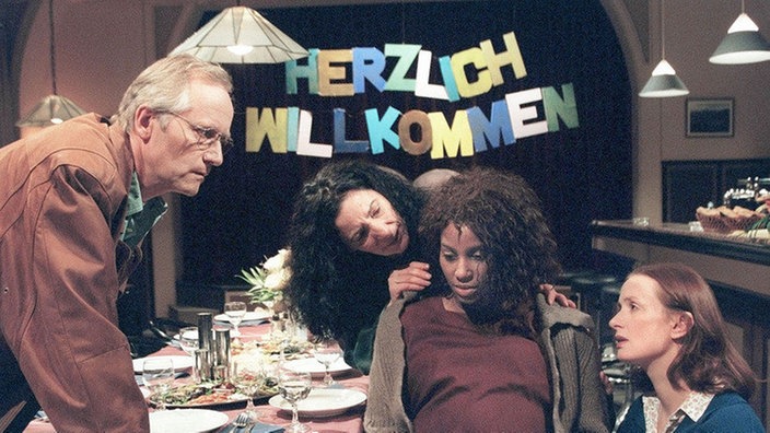 Mary ist wohlbehalten, aber völlig erschöpft aus Nigeria zurückgekehrt  (v.l.: Joachim Hermann Luger, Domna Adamopoulou, Liz Baffoe, Irene Fischer).