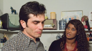 Mary (Liz Baffoe) hat heute ihren letzten Arbeitstag und danach kaum noch Geld. Vasily (Hermes Hodolides) hat ebenfalls ein großes finanzielles Problem.