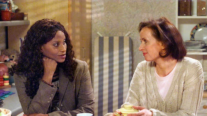 Mary (Liz Baffoe, links) möchte eine Ausbildung zur Dolmetscherin beginnen und holt sich Rat bei Anna (Irene Fischer).