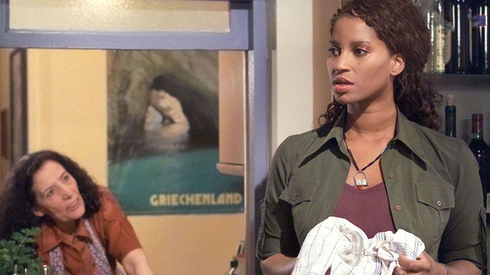 Mary (Liz Baffoe, rechts) und Elena (Domna Adamopoulou) sind mal wieder geteilter Meinung.