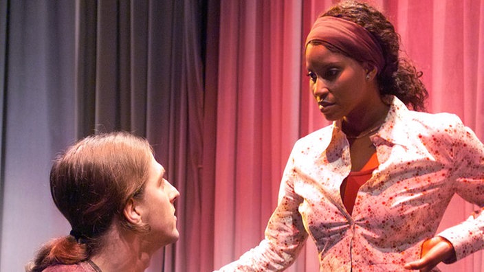 Mary (Liz Baffoe) stellt Mikis (Markus Anton) zur Rede: Er soll sie endlich in Ruhe lassen.
