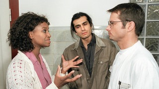 Mary (Liz Baffoe) und Vasily (Hermes Hodolides) sind bestürzt.