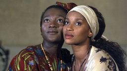Mary und Bariya umarmen sich