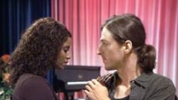 Marys Dankeschön fällt zu Mikis' Freude sehr innig aus.