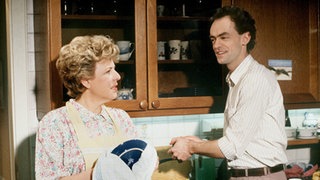 Matthias (Mandfred Schwabe) schlägt Helga vor, Klausi (Moritz A. Sachs) in einer Pfadfindergruppe anzumelden.