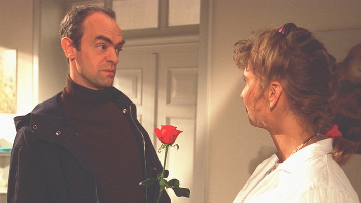 Matthias (Manfred Schwabe) ist schwer begeistert von Arzthelferin Corinna (Petra Vieten).