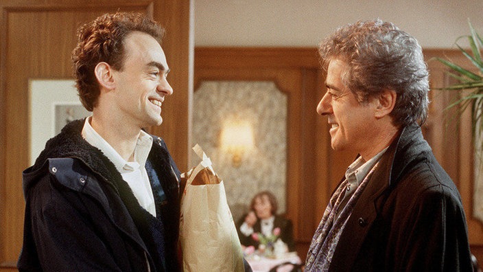 Matthias (Manfred Schwabe, links) und Monsieur Mourrait (Gerad Herold) treffen sich.