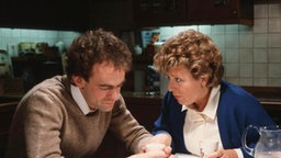 Matthias sucht Trost bei Helga (Marie-Luise Marjan).