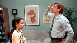 Meike kann ihren Vater nicht vom Trinken abhalten.