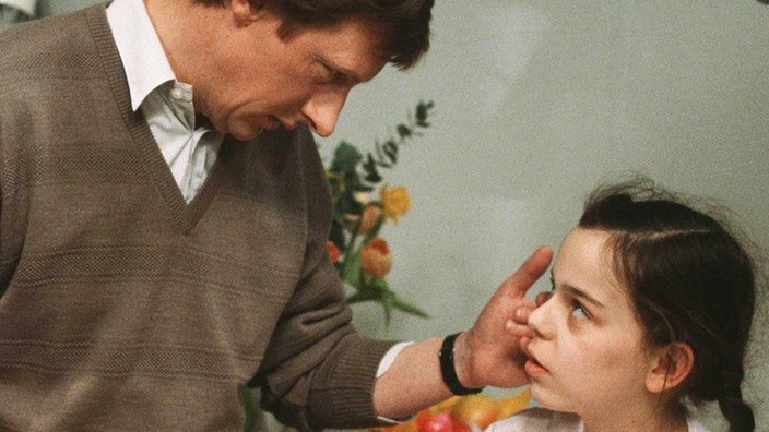 Meike (Selma Baldursson) geht so tapfer mit ihrer Krankheit um, dass Franz (Raimund Gensel) ganz erschüttert ist.