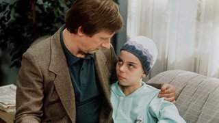 Meike (Selma Baldursson) ist wieder zu Hause. Papa Franz (Raimund Gensel) versucht ihr Mut zu machen.