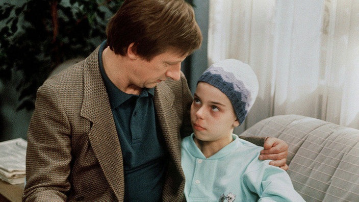 Meike (Selma Baldursson) ist wieder zu Hause. Papa Franz (Raimund Gensel) versucht ihr Mut zu machen.