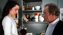 Meike (Selma Baldursson) zeigt ihrem Opa, wo ihre Mutter Nosseks Geld versteckt hat.
