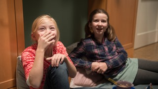 Mila und Antonia lachen