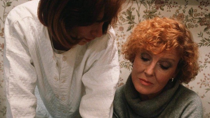 Mit Biancas (Annette Krefft, links) Hilfe fälscht Isolde (Marianne Rogée) einen Scheck.