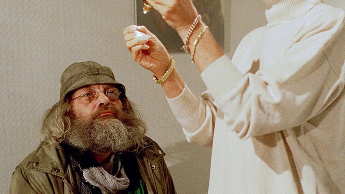 Mit den Gedanken ganz bei ihrem Hajo verabreicht Berta (Ute Mora) in der Praxis Harry (Harry Rowohlt) seine Medizin.