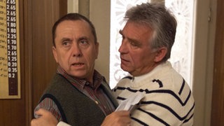 Mit großer Mühe drängt Bruno (Heinz Marecek, rechts) den renitenten Olaf (Franz Rampelmann) aus dem Café.