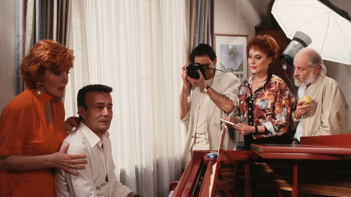 Mit Unbehagen lässt sich Enrico (Guido Gagliardi) mit Isolde (Marianne Rogée) fotografieren.