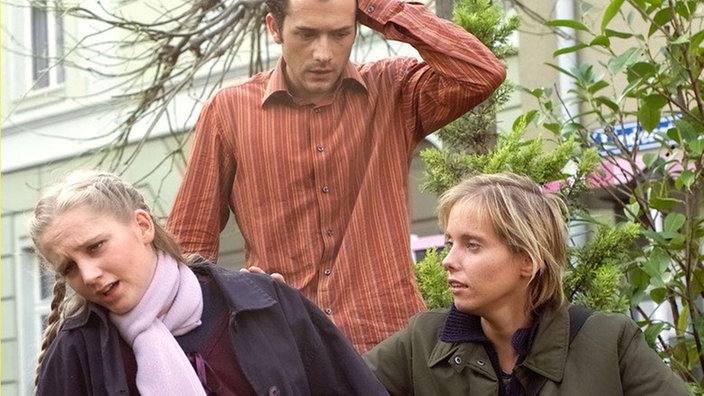 Mitten auf der Lindenstraße setzen bei Lisa (Sontje Peplow, links) die Wehen ein. Alex (Joris Gratwohl) und Valerie (Nadine Spruß) müssen nun rasch einen Fahrdienst in die Klinik organisieren.