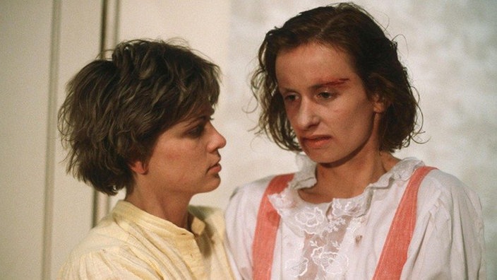 Mitten in der Nacht steht Anna (Irene Fischer, rechts) vor Gabis (Andrea Spatzek) Tür: Friedhelm hat sie wieder brutal geschlagen.