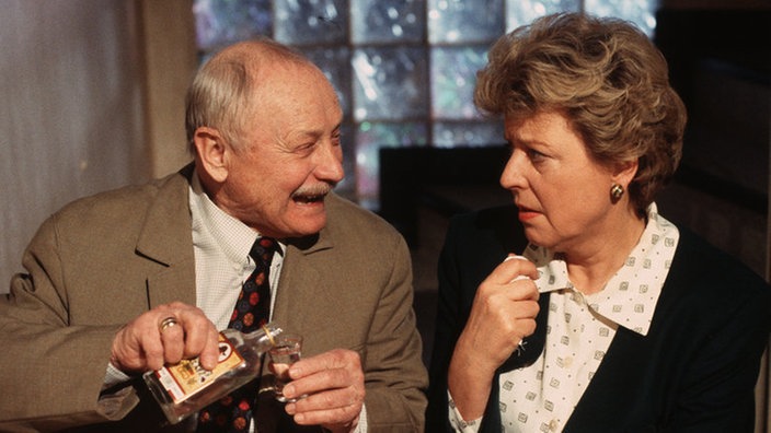 Mittlerweile macht sich Helga (Marie-Luise Marjan) große Vorwürfe - ist sie die Schuldige an Hans' und Annas Misere? Onkel Franz (Martin Rickelt) sieht's gelassen.