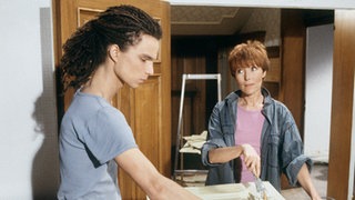 Momo (Moritz Zielke) hilft seiner Mutter, Frau Dr. Sperling (Inga Abel), beim Renovieren der neuen Wohnung.