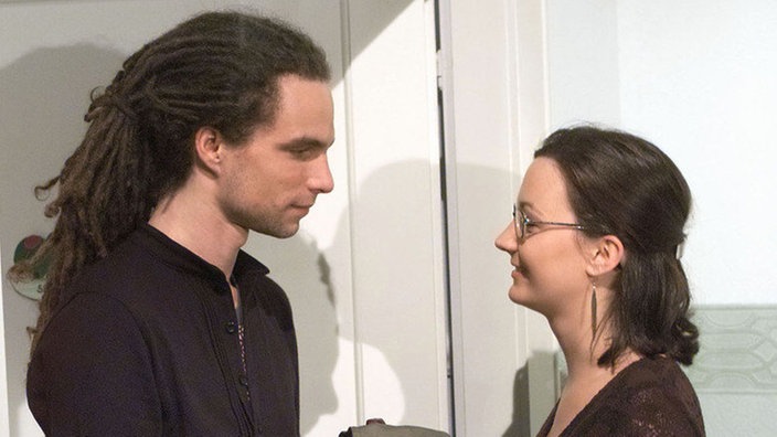 Momo (Moritz Zielke) ist glücklich: Das Essen mit Isabell (Steffi Mühlhan) verlief harmonischer als erwartet.
