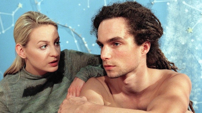 Momo (Moritz Zielke) ist nervös: Heute kehrt sein gehasster Vater zurück. Maria (Nora Marie Horstkotte) redet ihm gut zu.
