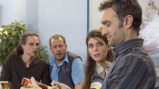 Momo (Moritz Zielke, links), Olli (Willi Herren, 2.v.l.) und Marcella (Sara Turchetto) kommen aus dem Staunen nicht heraus: Julian (Urs Villiger) schluckt ungerührt einen Löffel voller scharfer Chili-Paste.