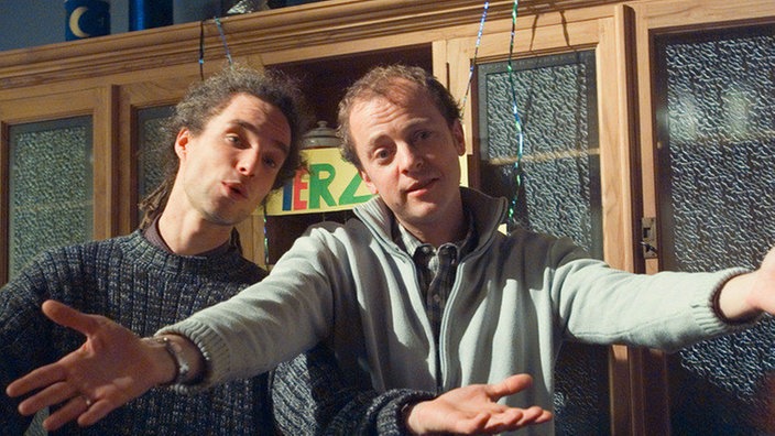 Momo (Moritz Zielke, links) und Jan (Philipp Brammer) begrüßen Iffi mit einem ergreifenden Ständchen.