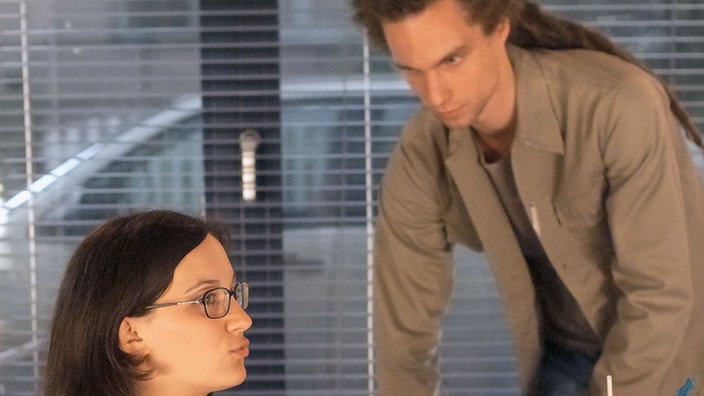 Momo (Moritz Zielke) macht sich an die attraktive Isabell (Steffi Mühlhan) heran.