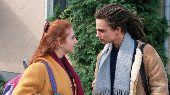 Momo (Moritz Zielke) muss sich erst daran gewöhnen, dass Iffi (Rebecca Siemoneit-Barum) ihre Schwangerschaft nun auch in der Schule bekannt gegeben hat.