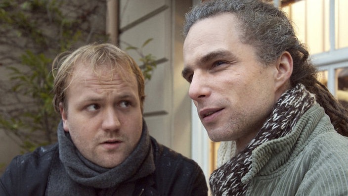 Momo (Moritz Zielke, rechts) rätselt noch immer, wer Kevin sein könnte. Klaus (Moritz A. Sachs) wird bei diesem Thema einsilbig.