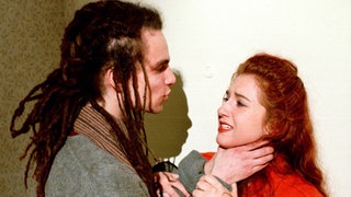 Momo (Moritz Zielke) stellt Iffi (Rebecca Siemoneit-Barum) mit Gewalt zur Rede.