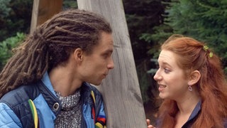 Momo (Moritz Zielke) und Iffi (Rebecca Siemoneit-Barum) haben die Lösung, wie sie die völlig zerstrittenen Gabi und Andy wieder an einen Tisch bringen können.