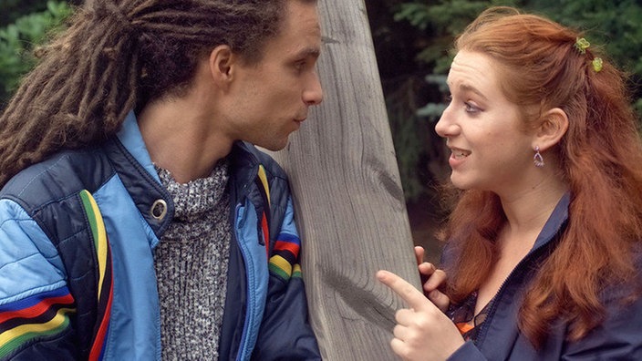 Momo (Moritz Zielke) und Iffi (Rebecca Siemoneit-Barum) haben die Lösung, wie sie die völlig zerstrittenen Gabi und Andy wieder an einen Tisch bringen können.