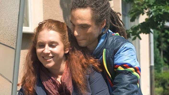 Momo (Moritz Zielke) und Iffi (Rebecca Siemoneit-Barum) haben fluchtartig die Zenker-Wohnung verlassen. Dort herrscht Dauer-Zoff zwischen Gabi und Andy.