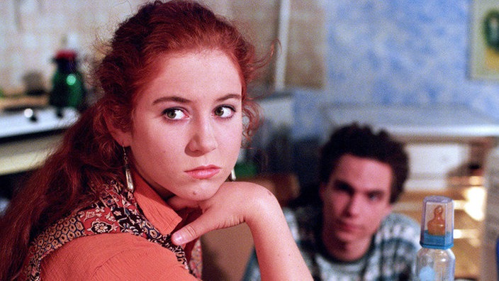 Momo (Moritz Zielke) vertraut Iffi (Rebecca Siemoneit-Barum) seine Befürchtungen an, Kurt habe sich auf seiner Reise in eine andere verknallt.