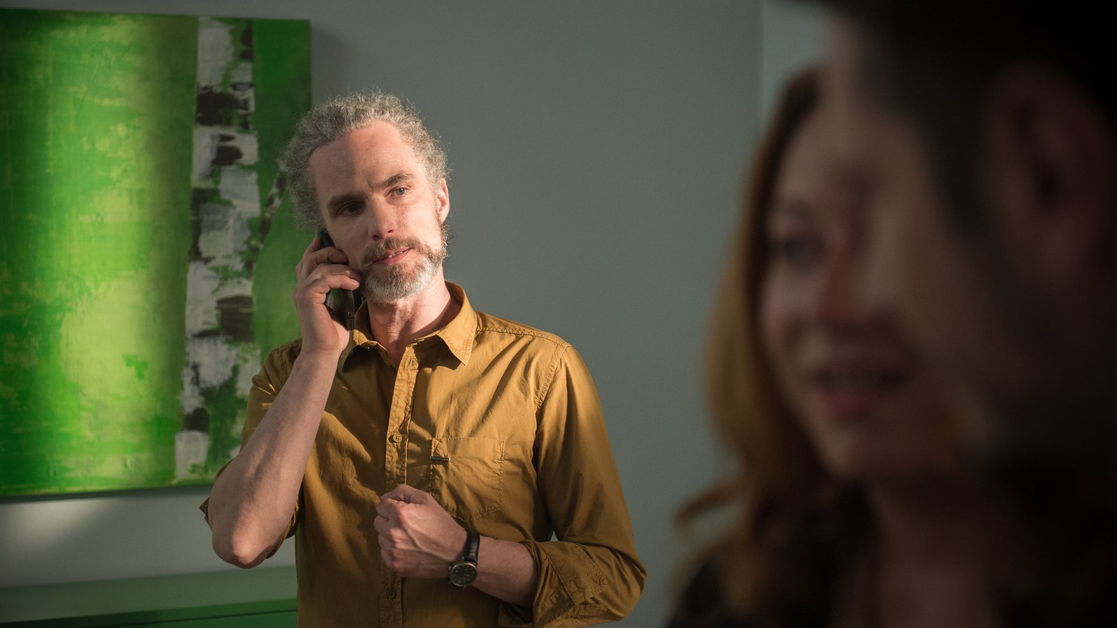 Momo telefoniert, Iffi und Timo tuscheln