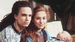 Momo und Iffi (Rebecca Simoneit-Barum) präsentieren stolz ihren Sohn Nicolai (Bastian Hocke).