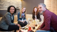 Momo und junge Frauen im George