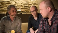 Momo und Philipp duskutieren mit Klaus