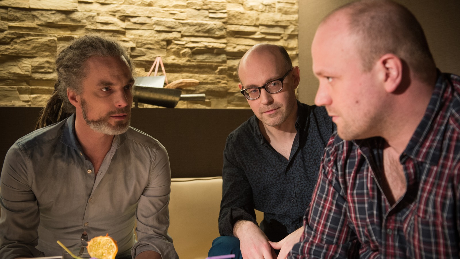 Momo und Philipp duskutieren mit Klaus