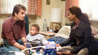 Morgendliche Eintracht zwischen Mary (Liz Baffoe), Vasily (Hermes Hodolides) und Nikos (Moses Amadi). Wenig später ist der Familienfrieden gestört: Mary fühlt sich von Vasily hintergangen.