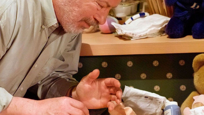 Morgendliche Idylle: Erich (Bill Mockridge) findet zunehmend Gefallen an seiner Enkelin (Veit Spiertz).